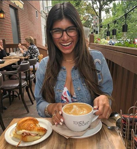 Mia Khalifa vuelve a los desnudos, ahora con Playboy .